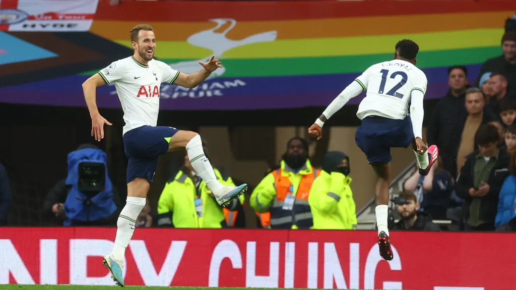 Harry Kane z Tottenhamu (vlevo) oslavuje gól 