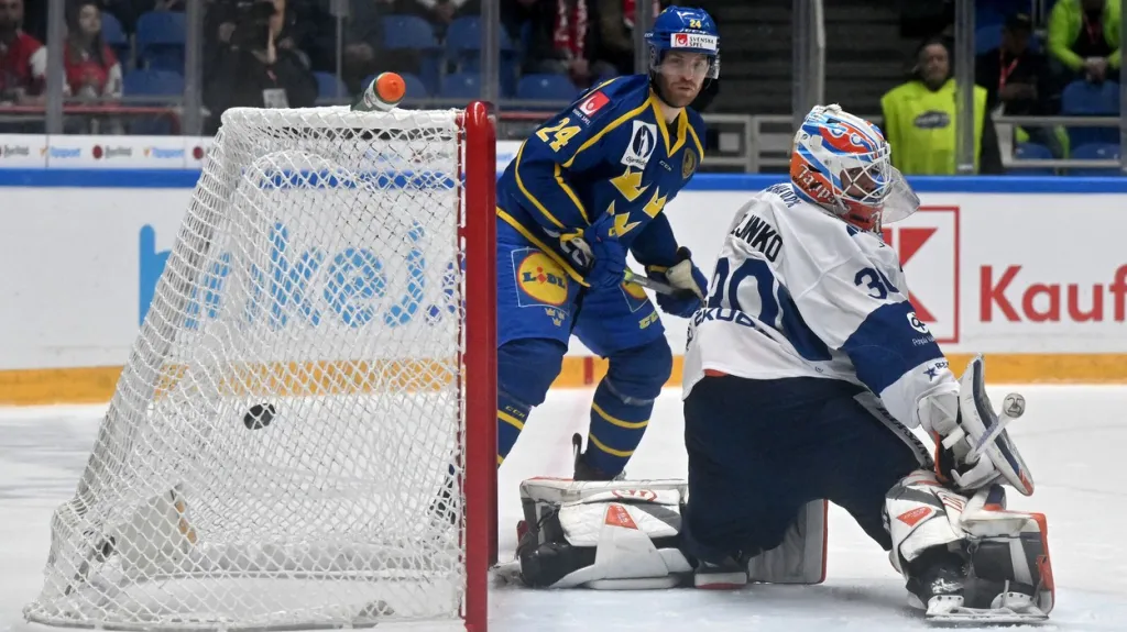 Christian Hejlanko z Finska inkasuje gól v utkání se Švédskem