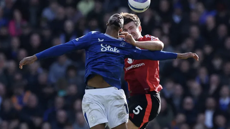 Evertonský Beto v hlavičkovém souboji s Harry Maguirem