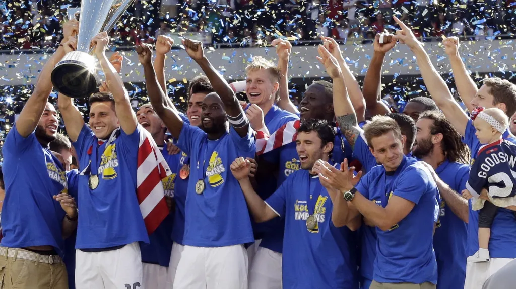 Fotbalisté USA slaví zisk Zlatého poháru