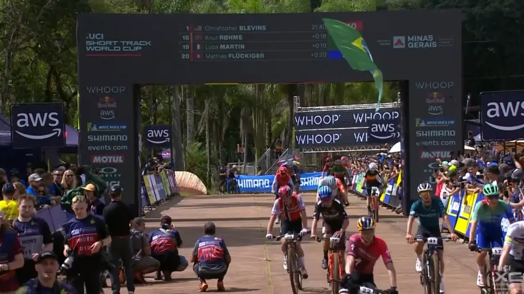 Závěr short tracku žen i mužů v Araxá