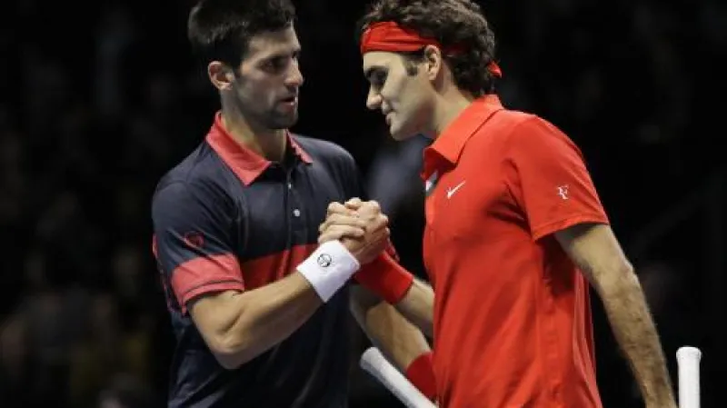 Srbský tenista Novak Djokovič gratuluje k postupu do finále Turnaje mistrů Rogeru Federerovi