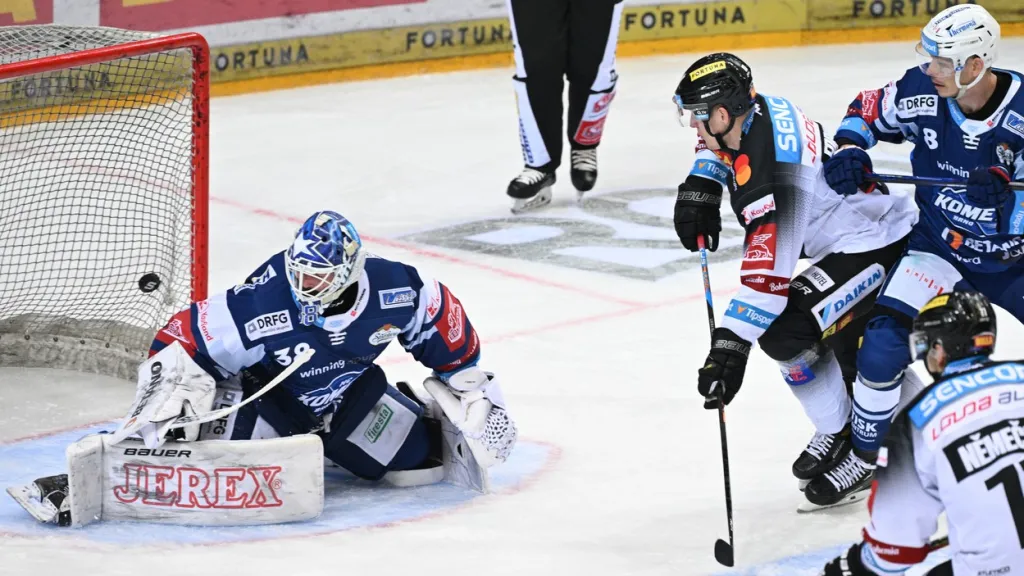 Miroslav Forman ze Sparty přihlíží brance v utkání proti Kometě