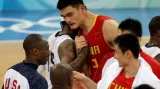 Jao Ming se objímá po utkání s hráči USA