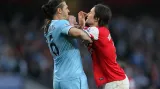 Tomáš Rosický z Arsenalu v souboji s Martinem Demichelisem z Manchester City