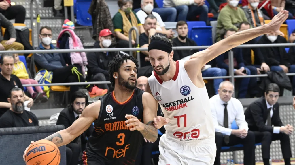 Melo Trimble bráněný Vojtěchem Hrubanem