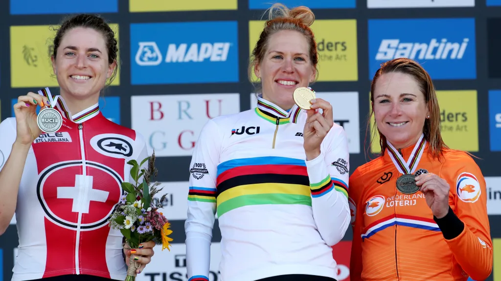 Stupně vítězek po časovce žen na mistrovství světa v silniční cyklistice