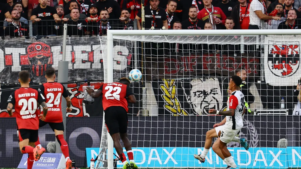 Boniface dává vítězný gól Leverkusenu