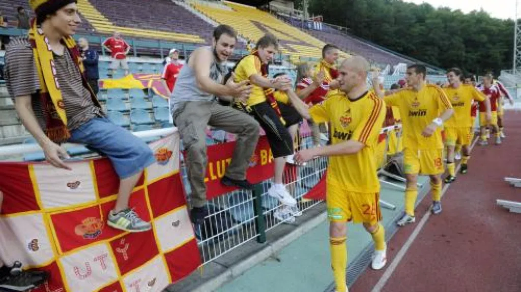 Hráči Dukly se zdraví s fanoušky