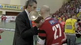 Kapitán Milan Fridrich (vpravo) přebírá pohár