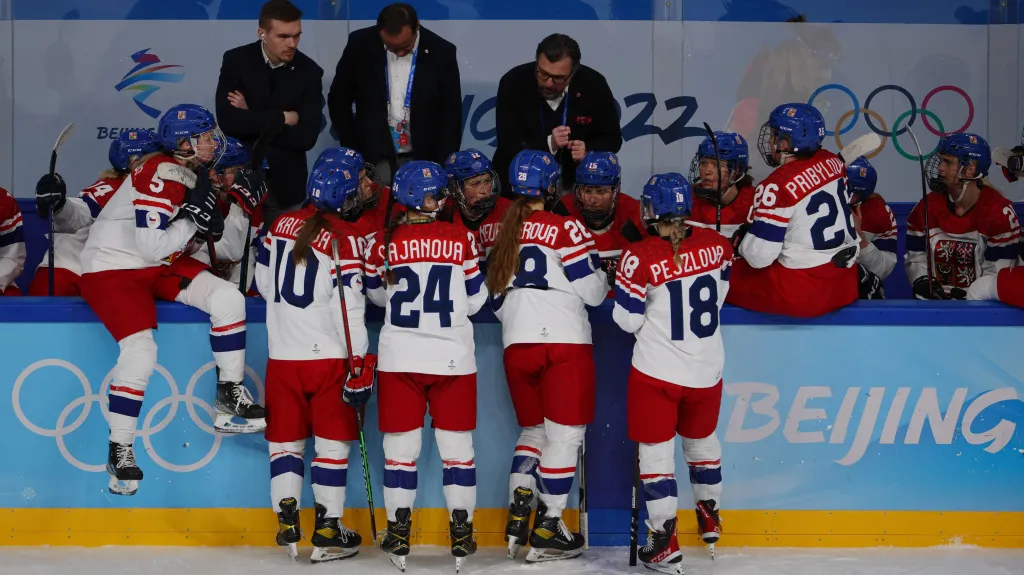 Tým českých hokejistek naslouchá Tomáši Pacinovi