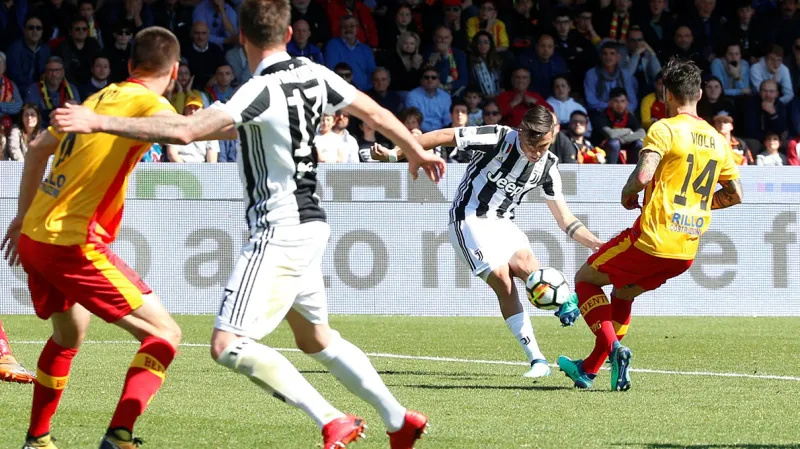 Paulo Dybala z Juventusu střílí gól do sítě Beneventa