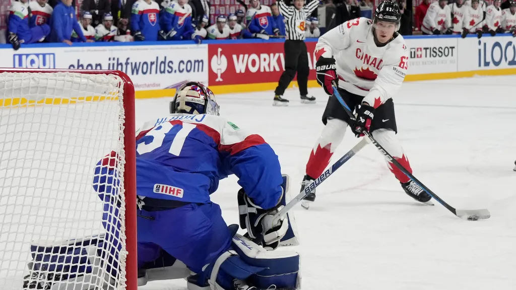 Kanaďan Jake Neighbours tváří v tvář Samuelovi Hlavajovi ze Slovenska
