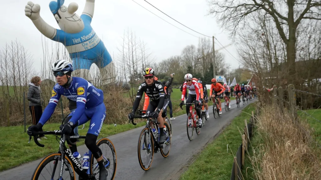 Zdeněk Štybar (úplně vlevo) během jedné z jarních klasik