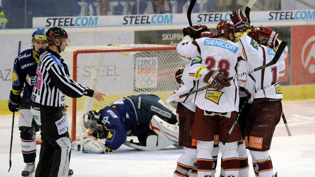 Hráči Sparty se radují z gólu