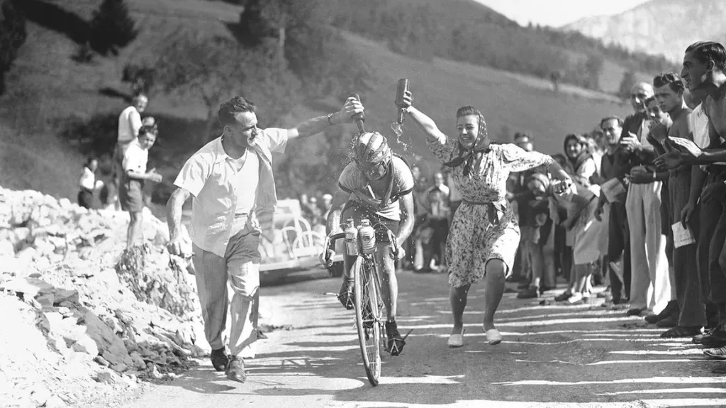 Jean Robic zdolává horský průsmyk na Tour de France