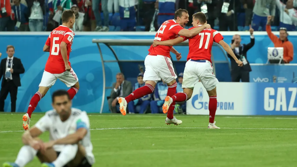 Ahmed Fasí smutní po vlastním gólu v utkání s Ruskem