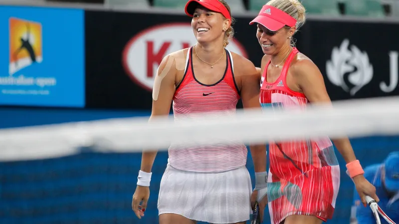 Slavící Lucie Hradecká (vlevo) a Andrea Hlaváčková po postupu do finále Australian Open