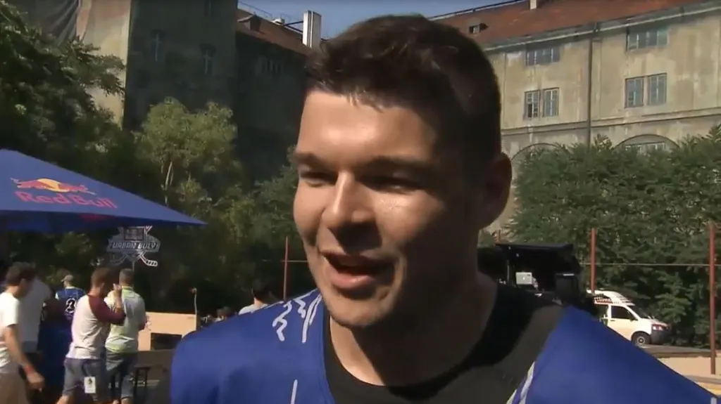 Tomáš Hertl se zapojil do turnaje v pouličním hokeji