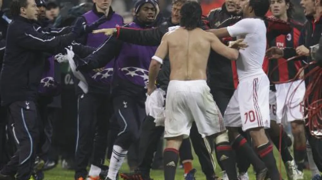 Šarvátka po zápase AC Milán - Tottenham