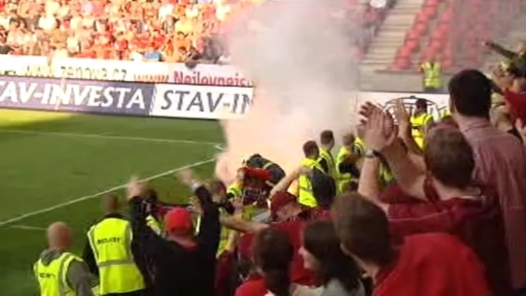 Výtržnosti na fotbalových tribunách