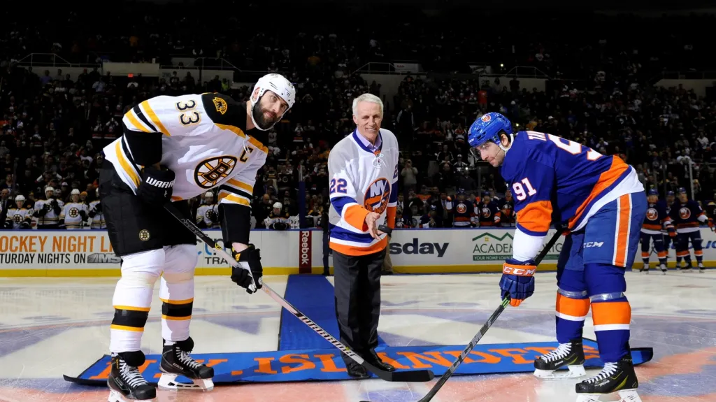 Zdeno Chára při slavnostním buly proti Islanders