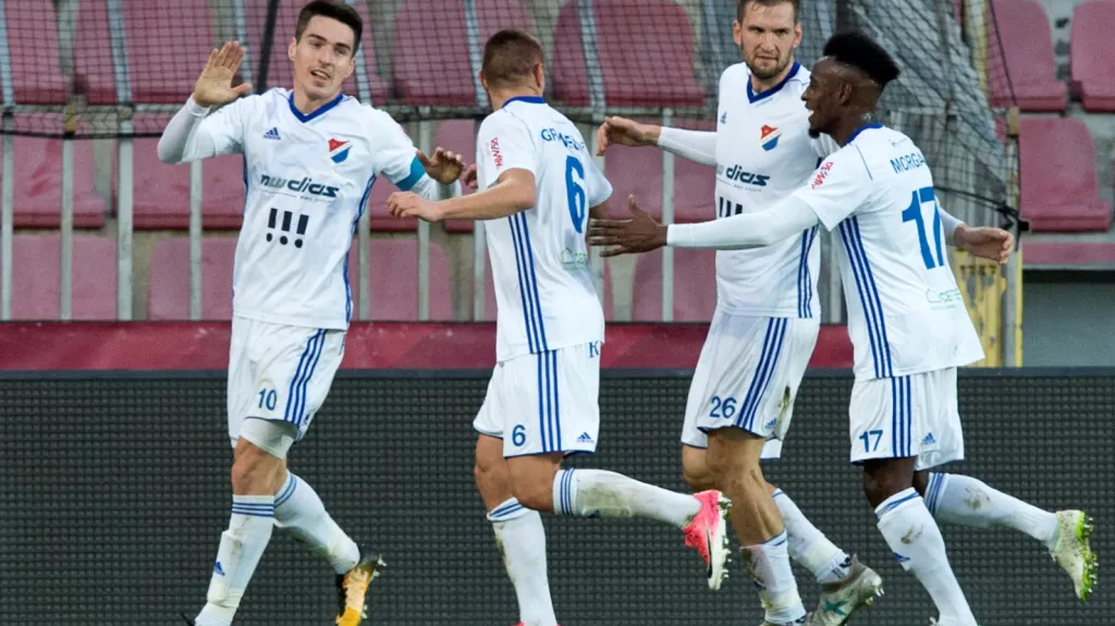 Robert Hrubý (vlevo) slaví gól se spoluhráči z Baníku Ostrava
