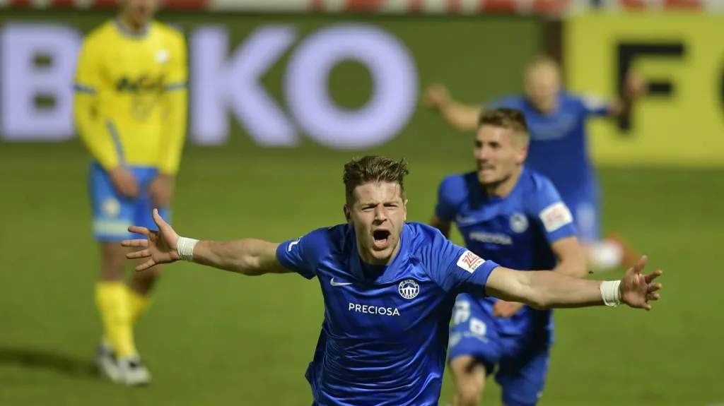 Liberecký Imad Rondič dává gól proti Teplicím