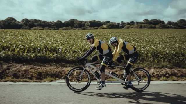 Zmeškal jako první nevidomý cyklista absolvoval celou trasu Tour