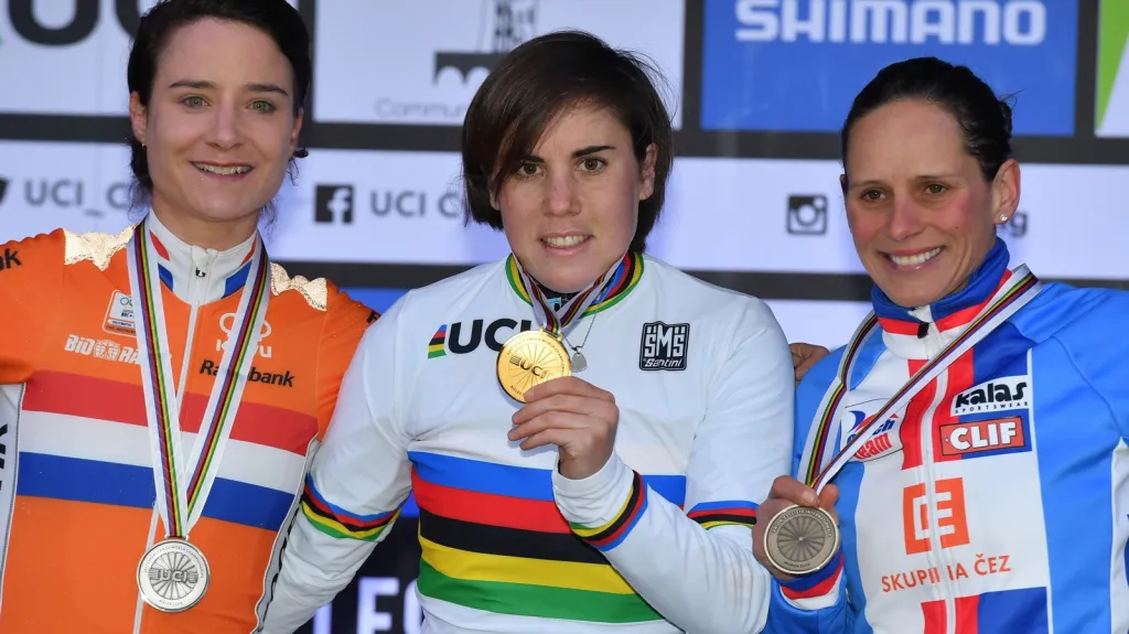 Kateřina Nash (vpravo) na stupních vítězů