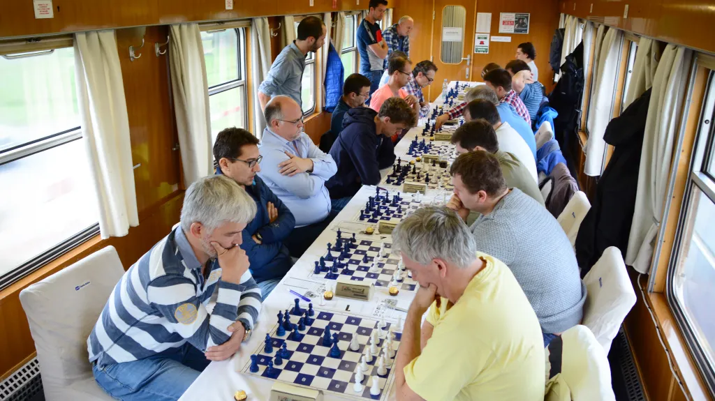 Šachisté při hře v jedoucím vlaku 