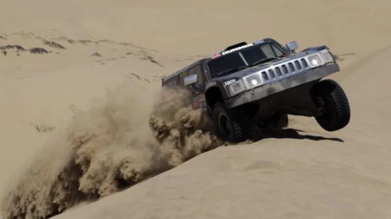 Hummer amerických závodníků Robbyho Gordona a Andyho Gridera na Rallye Dakar
