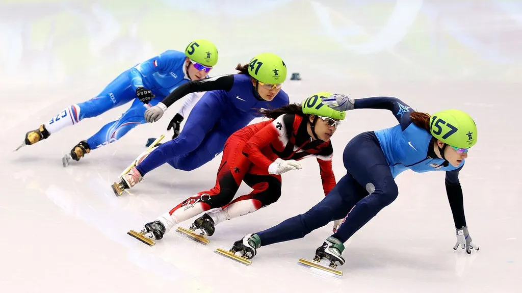 Shorttrackařka Kateřina Novotná (vlevo)