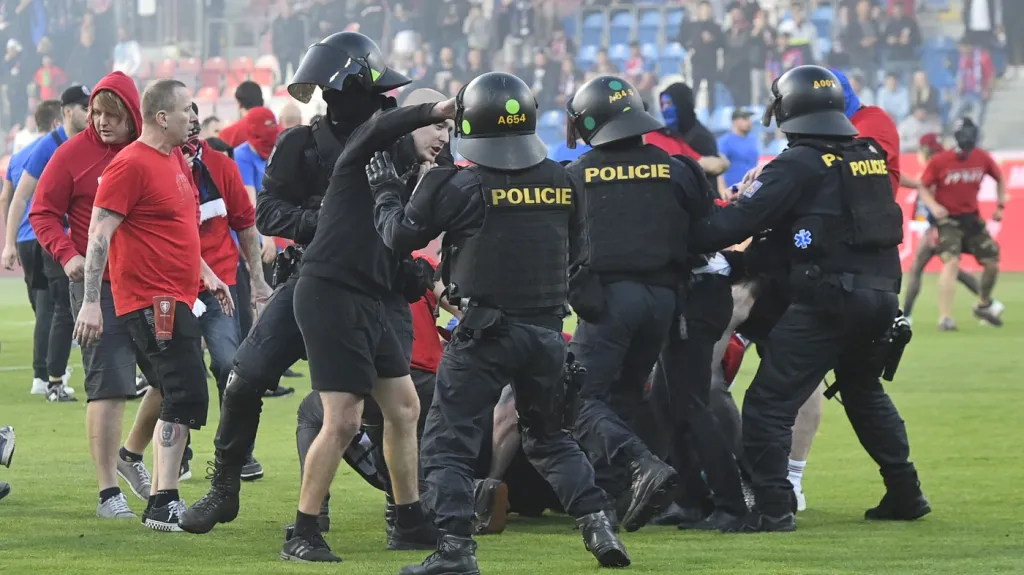 Policisté zasahují proti fanouškům na fotbalovém stadionu v Plzni