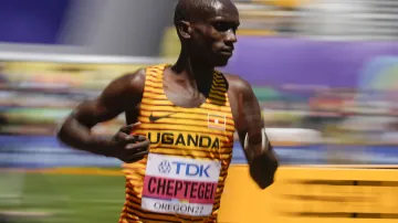 Závěr běhu mužů na 10 000 metrů