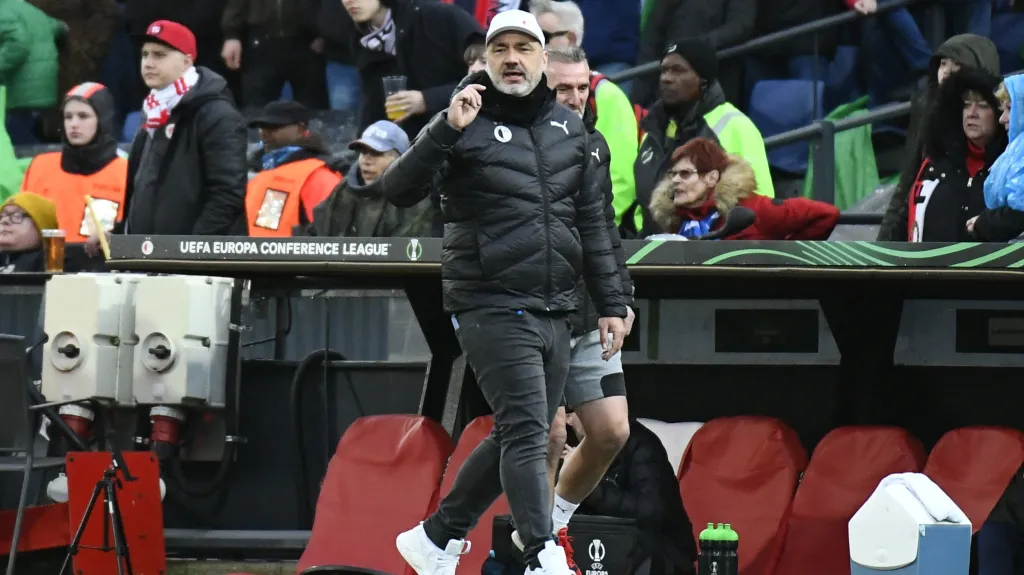 Trenér Slavie Jindřich Trpišovský v Rotterdamu