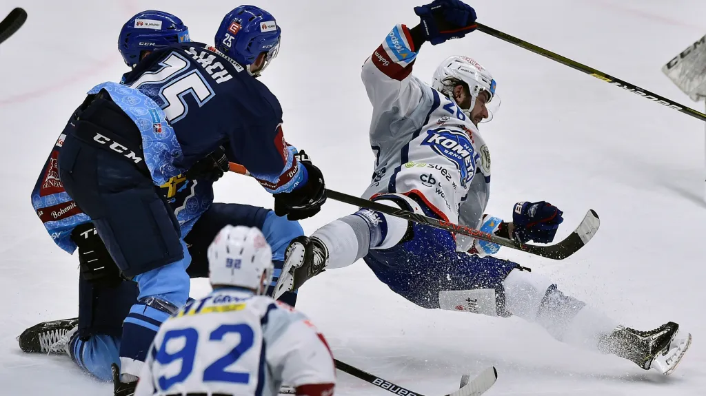 Kladenští hráči atakují kapitána Komety Martina Zaťoviče