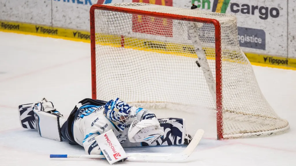 Liberecký gólman Petr Kváča inkasuje v Budějovicích