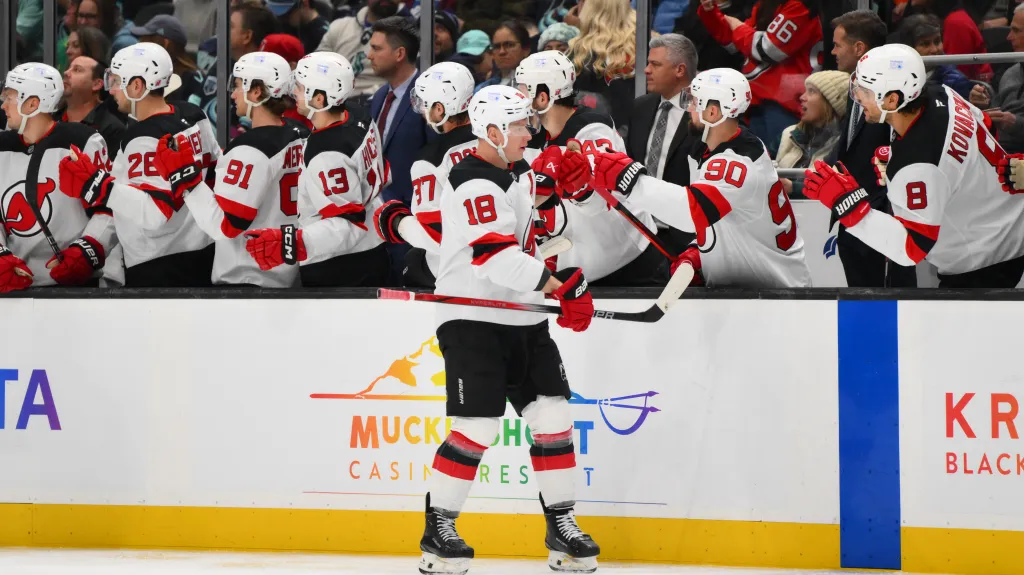 Ondřej Palát přijímá gratulace spoluhráčů z New Jersey po vstřeleném gólu