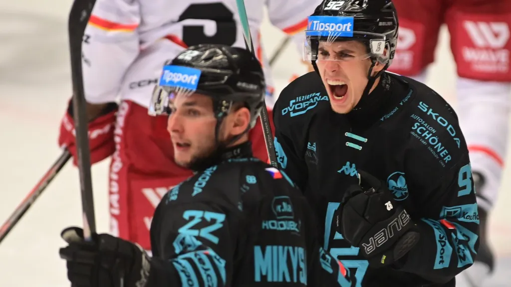 Vojtěch Čihař (vpravo) se raduje s Dalimilem Mikyskou