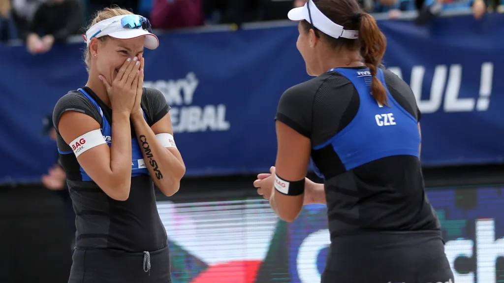 Markéta Nausch Sluková (vlevo) a Barbora Hermannová se radují z vítězství na turnaji v Ostravě
