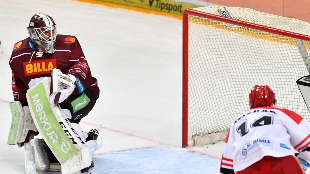 Brankář Machovský se jen ohlédl za gólovou střelou Vincoura