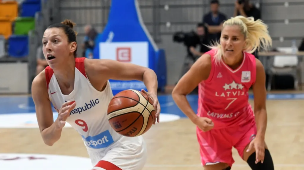 Lenka Bartáková v úniku proti Lotyšsku