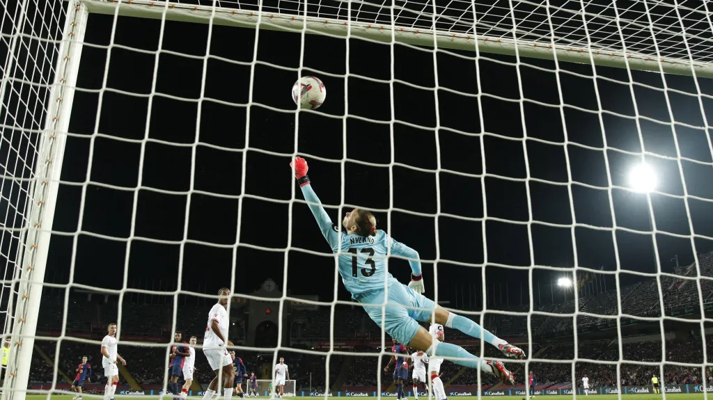 Sevilla dostává třetí gól v zápase s Barcelonou