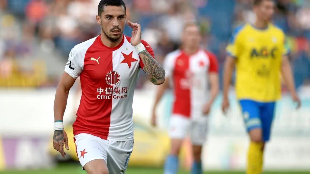 Nicolae Stanciu v dresu Slavie Praha