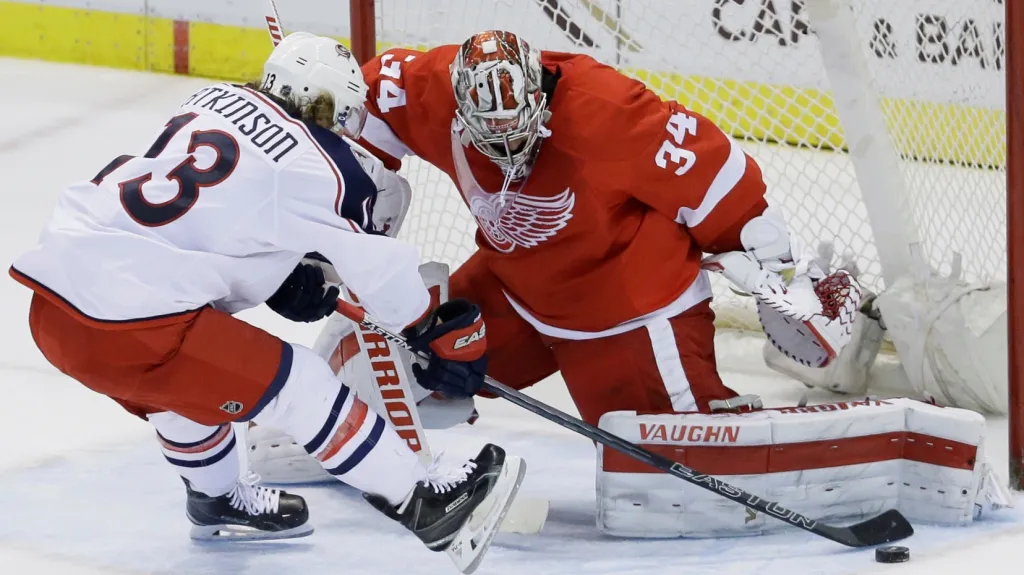 Petr Mrázek v utkání s Columbusem