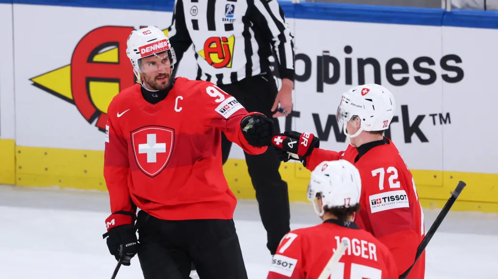 Roman Josi se spoluhráči