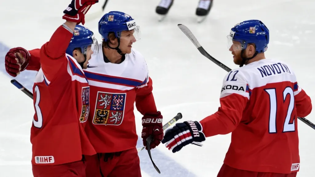 Autor prvního gólu Česka Ondřej Němec (vlevo) se raduje se spoluhráči