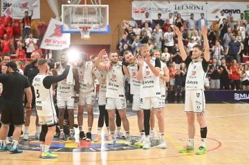 Radost basketbalistů Pardubic po srovnání finálové série na 3:3