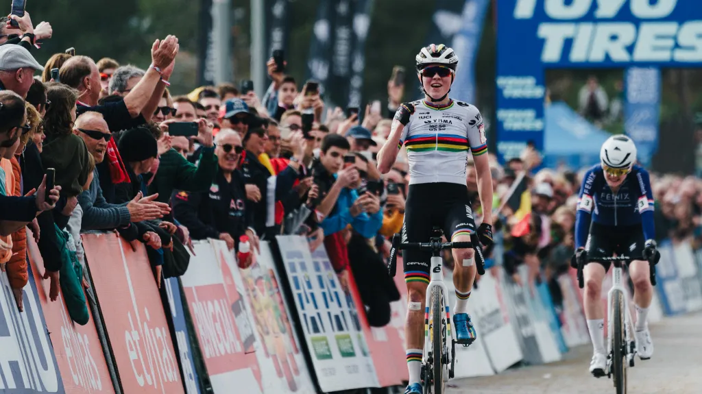 Fem van Empelová vítězí v Benidormu těsně před Pieterseovou